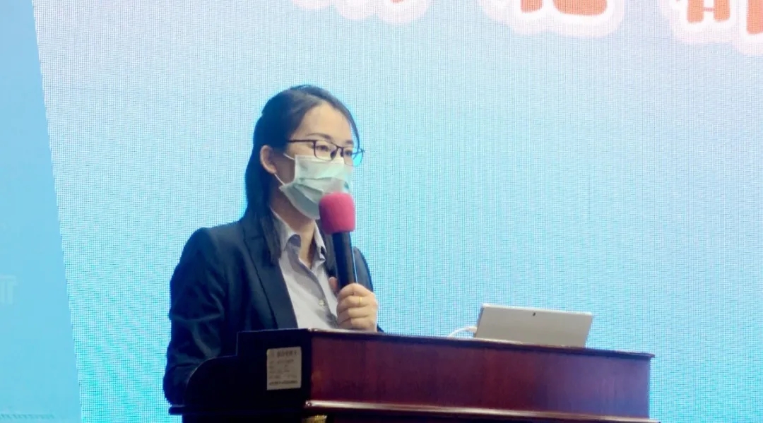 刘洁女士正在主持会议