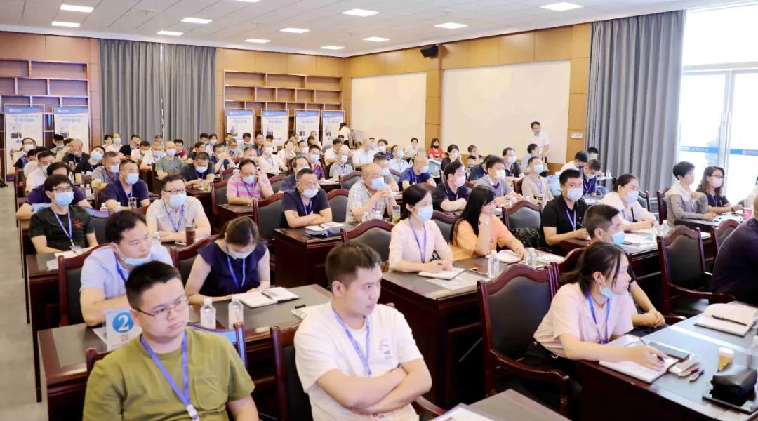 学员们正在认真听课