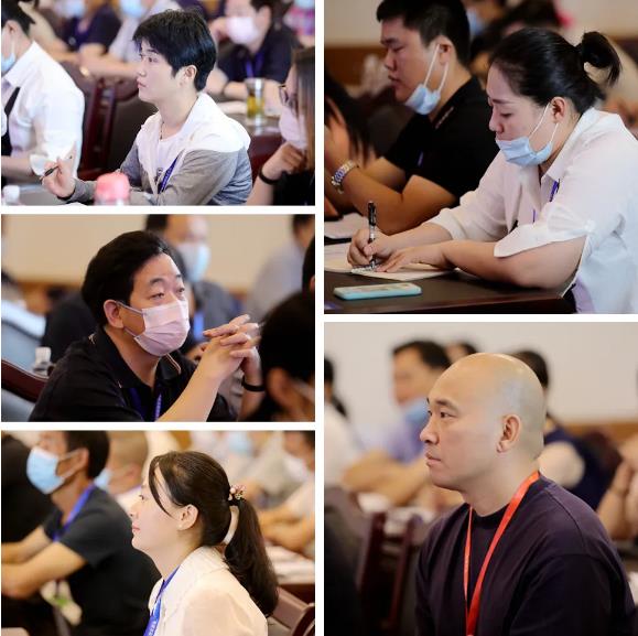 学员们正在听课和做笔记