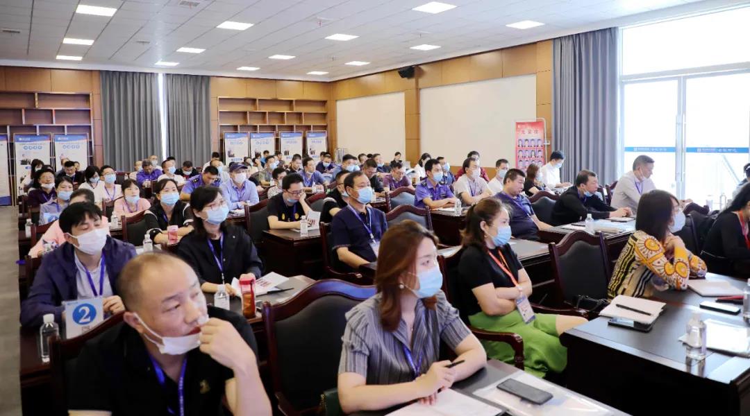 学员正在认真听课