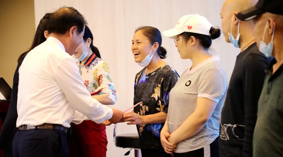 学员们上台领奖2