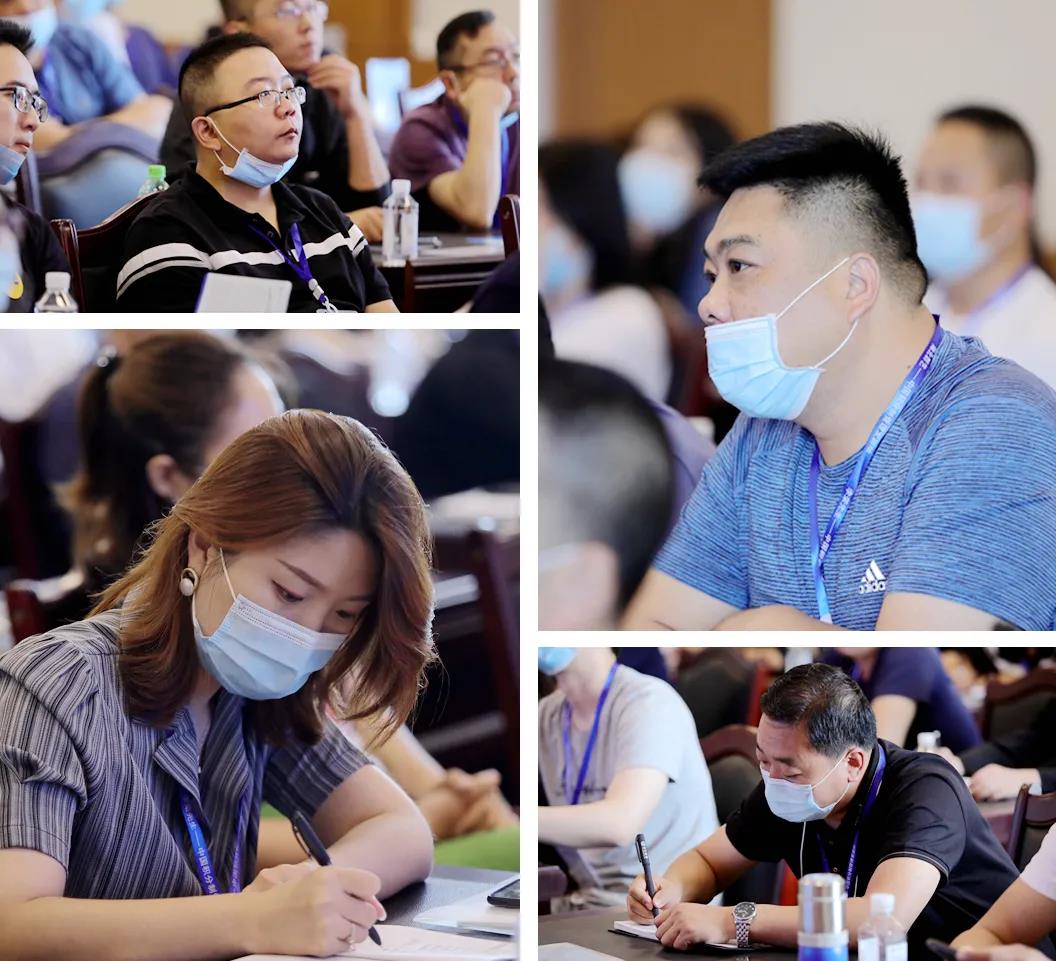 学员们认真听课2